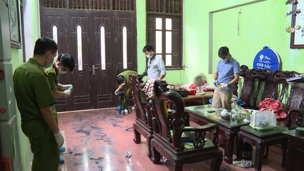 Công an khám nghiệm hiện trường.