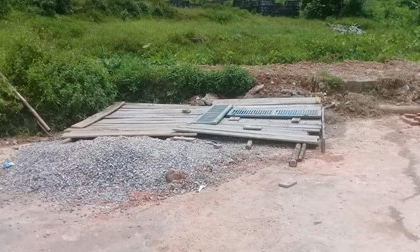Rơi xuống hố nước khu vực xây dựng nhà văn hóa, bé trai 3 tuổi tử vong