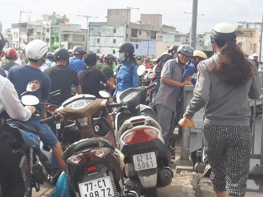 Nhảy cầu tự tử rồi ngoi lên... vẫy tay kêu cứu! - 1
