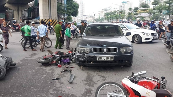 Nữ tài xế lái BMW đâm liên hoàn trên đường Hà Nội-1