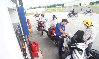 Giữ giá xăng, điều chỉnh giá dầu
