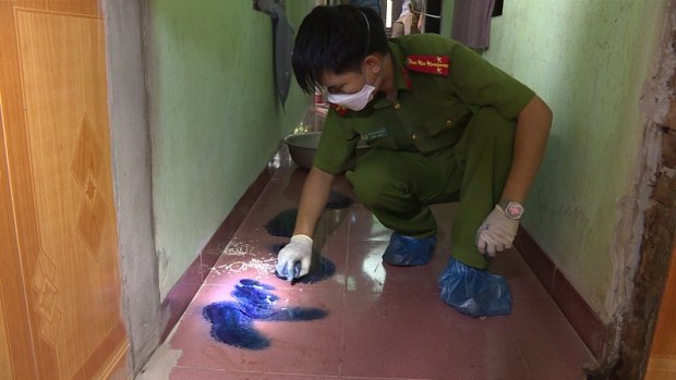 Công an thu thập bằng chứng tại hiện trường.