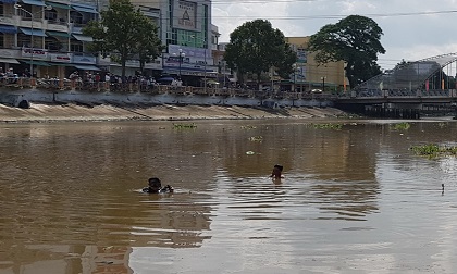 Nghi vấn nữ sinh lội sông Maspéro tự tử do buồn chuyện gia đình