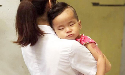 Hà Nội: Tìm người thân cho bé gái 15 tháng tuổi bị bỏ rơi tại công viên Hòa Bình trong tình trạng sốt cao