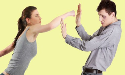 Bị vợ đánh mà không ai tin, chồng phải ghi âm, chụp hình làm bằng chứng xin ly hôn
