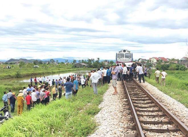 Đi thắp hương ngày rằm, ô tô 7 chỗ bị tàu hoả tông, 4 người thương vong - 4