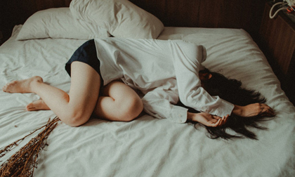 Nhìn bức ảnh tưởng bình thường của chồng cùng đồng nghiệp, vợ trẻ bàng hoàng nhận ra sự thật phía sau