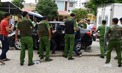 Liều lĩnh cầm dao “đại náo” trụ sở công an