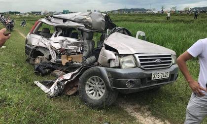 Đi thắp hương ngày rằm, ô tô 7 chỗ bị tàu hoả tông, 4 người thương vong