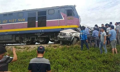 Vụ tai nạn tàu hỏa tông xe 7 chỗ 4 người thương vong: Rùng rợn lời kể từ nhân chứng