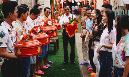 Đám cưới lầy lội của “cô Mít - cậu Tèo” với dép tổ ong, xe đạp gây bão dân mạng