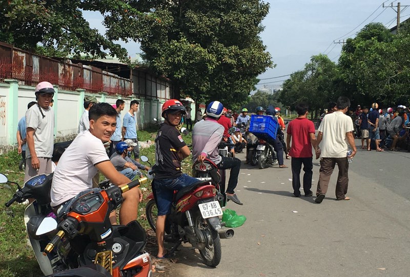Thi thể người đàn ông bên đường có sợi dây điện quấn cổ - ảnh 1