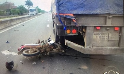 Hà Tĩnh: Đâm vào đuôi xe đầu kéo, chồng chết, vợ nguy kịch