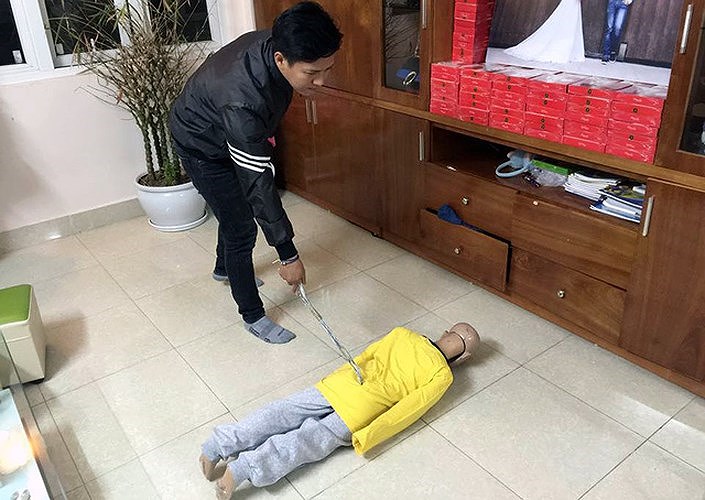 Trần Hoài Nam thực hiện lại hành vi bạo hành con.