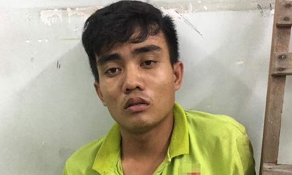 Tên cướp xe ôm bị chó nghiệp vụ tóm khi trốn trong đám lau sậy