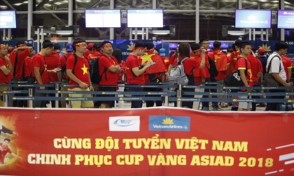 Cổ động viên đi từ tờ mờ sáng đến Indonesia cổ vũ U23 Việt Nam