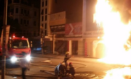 3 ngôi nhà Thanh Hóa cháy ngùn ngụt sau tiếng nổ, cả phố náo loạn