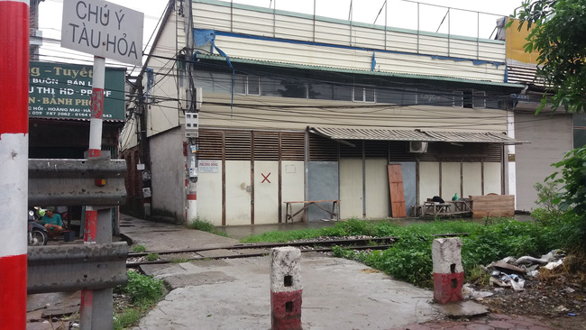 Hà Nội: Xe chết máy đúng lúc tàu đi tới, cô gái trẻ mới về làm dâu trong làng bị cán tử vong - Ảnh 3.
