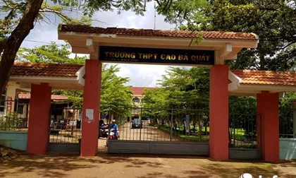 Học sinh dẫn người lạ vào trường đánh thầy giáo gãy xương mũi