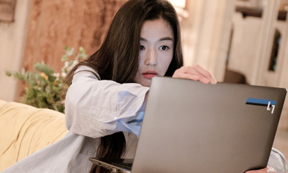 Ngồi 8 tiếng trước máy tính hàng ngày, bạn đang 'giết chết' làm da của mình