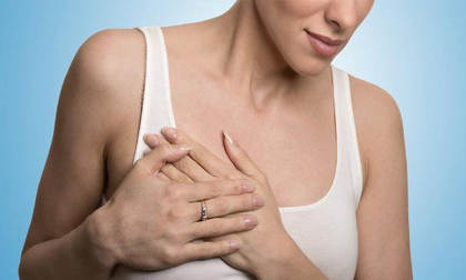 Vệt màu xanh dính trên áo tố cáo căn bệnh đáng sợ người phụ nữ đang mắc phải