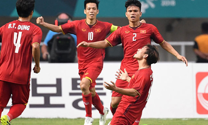 Phun vòi rồng đón U23 Việt Nam trở về từ chuyên cơ