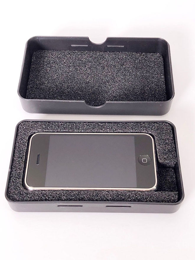 can canh nguyen mau iphone dau tien do apple tu lam, gia gan ty dong hinh anh 2
