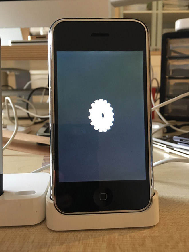 can canh nguyen mau iphone dau tien do apple tu lam, gia gan ty dong hinh anh 5