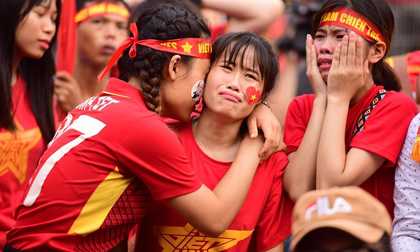 CĐV thất thần, khóc òa khi U23 Việt Nam thua ở loạt luân lưu định mệnh
