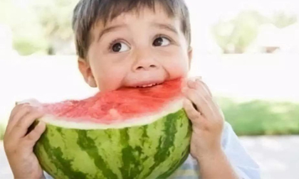 Bé 3 tuổi nguy kịch vì ăn miếng dưa hấu để qua đêm trong tủ lạnh