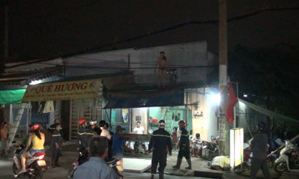 Người đàn ông nghi ngáo đá dùng kéo uy hiếp người thân, leo lên mái nhà cố thủ
