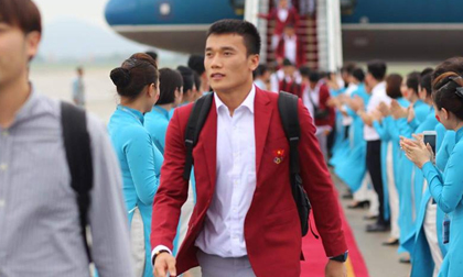 Những khoảnh khắc đẹp của cầu thủ U23 Việt Nam tại sân bay Nội Bài
