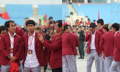 Hành động cực dễ thương của Công Phượng, Đức Chinh tại 'chảo lửa' Mỹ Đình