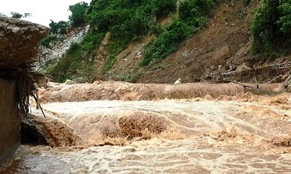 Phát hiện 2 thi thể nam giới trôi dạt trên sông Mã