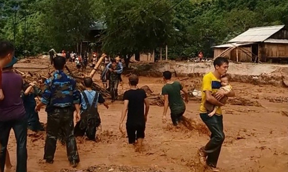 Lũ cuốn phăng cả trăm nhà, dân bơ phờ đi ở tạm