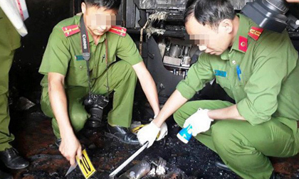 Phá cửa căn nhà cháy, phát hiện thi thể nam trong thùng kim loại, xung quanh có mùi xăng