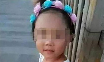 Bố mẹ ly hôn, con gái 8 tuổi bị dì ghẻ đánh nứt sọ, dội nước sôi rồi phi tang