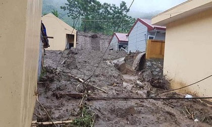Lễ khai giảng đổ nát, thầy giáo tâm sự xót xa: “Mọi dự định bỗng tan vào bùn đất”