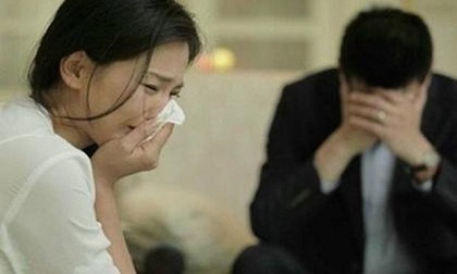 Thấy tấm bưu thiếp trẻ con trong ngăn kéo, vợ phát hiện bí mật chồng giấu bấy lâu nay