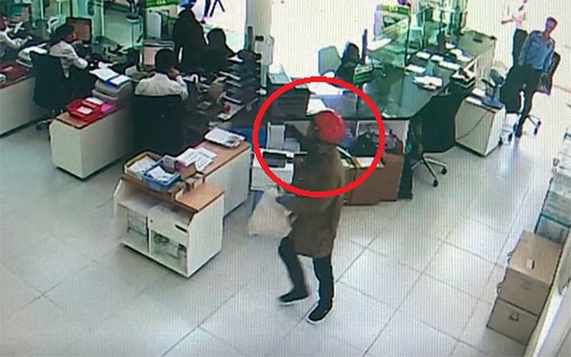 Ngân hàng đã xác định số tiền 2 thanh niên đã cướp - ảnh 1