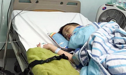 Mẹ đơn thân bật khóc nức nở trước câu hỏi của con trai bị ung thư máu: 'Mẹ cho con đi khai giảng…'
