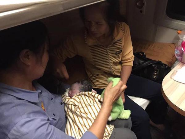 me de roi tren tau dang leo deo hai van, dan mang lap tuc goi y ten con