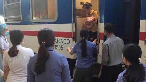 me de roi tren tau dang leo deo hai van, dan mang lap tuc goi y ten con