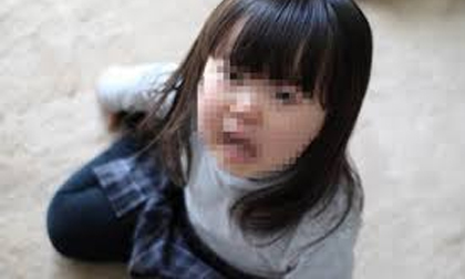 Bé gái 3 tuổi ngây thơ gặm bánh mỳ để sống sót bên cạnh thi thể mẹ suốt 4 ngày