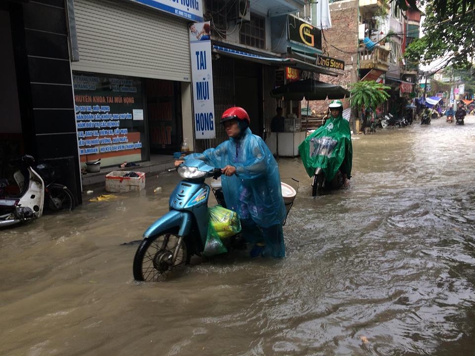 Tin nhanh - Nhiều tuyến phố Hà Nội chìm trong biển nước sau trận mưa đón không khí lạnh (Hình 2).