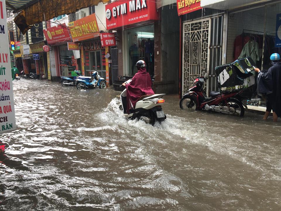 Tin nhanh - Nhiều tuyến phố Hà Nội chìm trong biển nước sau trận mưa đón không khí lạnh (Hình 3).