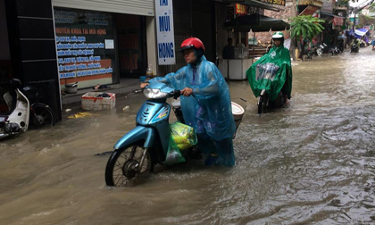 Nhiều tuyến phố Hà Nội chìm trong biển nước sau trận mưa đón không khí lạnh