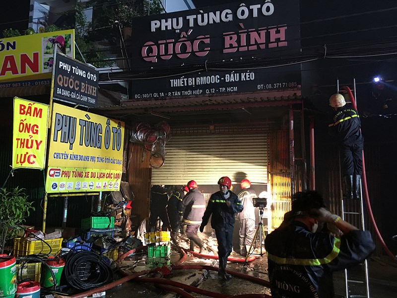 Cháy cửa hàng phụ tùng ô tô, Quốc lộ 1A kẹt cứng - ảnh 1