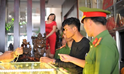 Táo tợn xông vào cửa hàng cướp vàng bỏ chạy