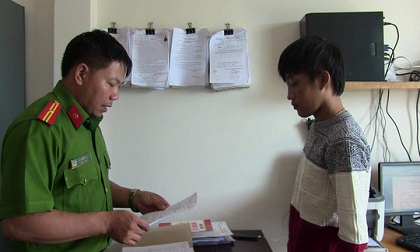 Nghịch điện thoại, bé 5 tuổi bị nam thanh niên bẻ gãy 2 tay